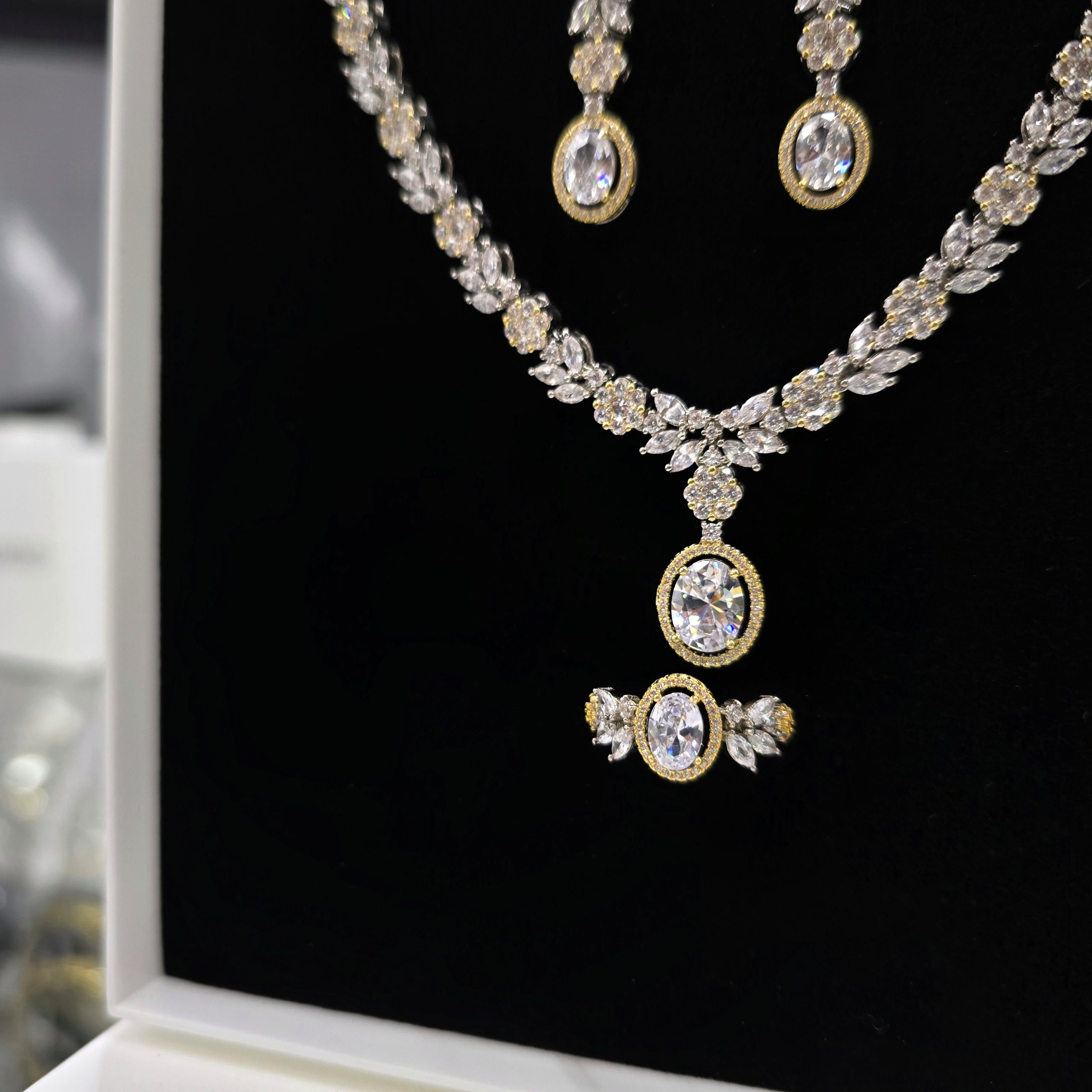 2025/03/20250227_190453-scaled.jpg Parure zircon – Image 1