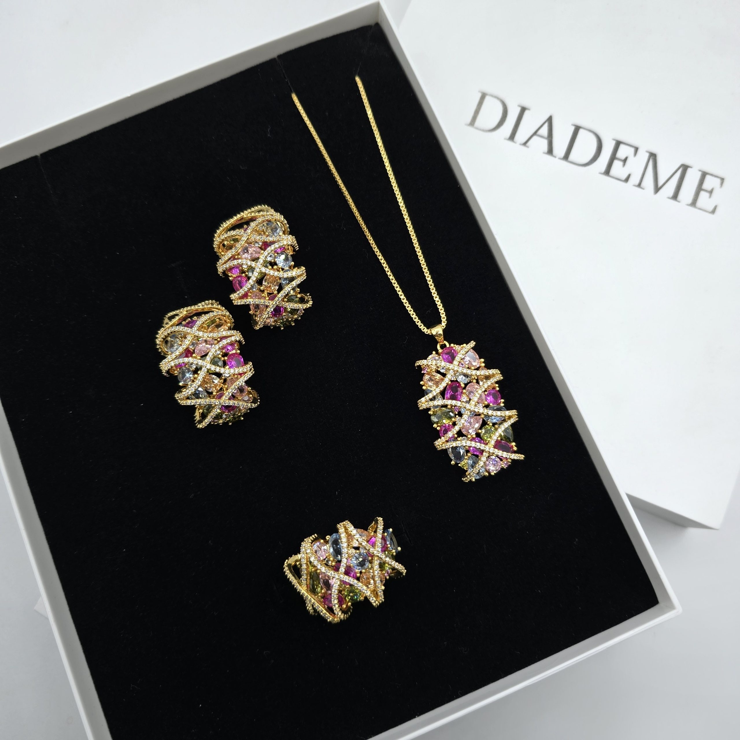 2025/03/20250301_142534-scaled.jpg Parure Zircon – Image 1