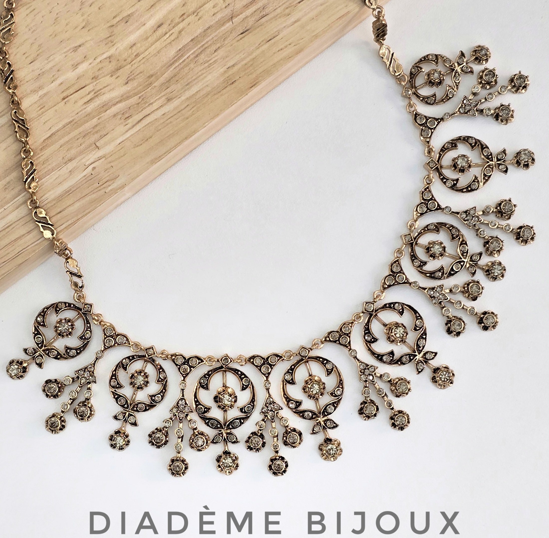 2025/08/20250812_19342828129.jpg Collier traditionnel – Image 1