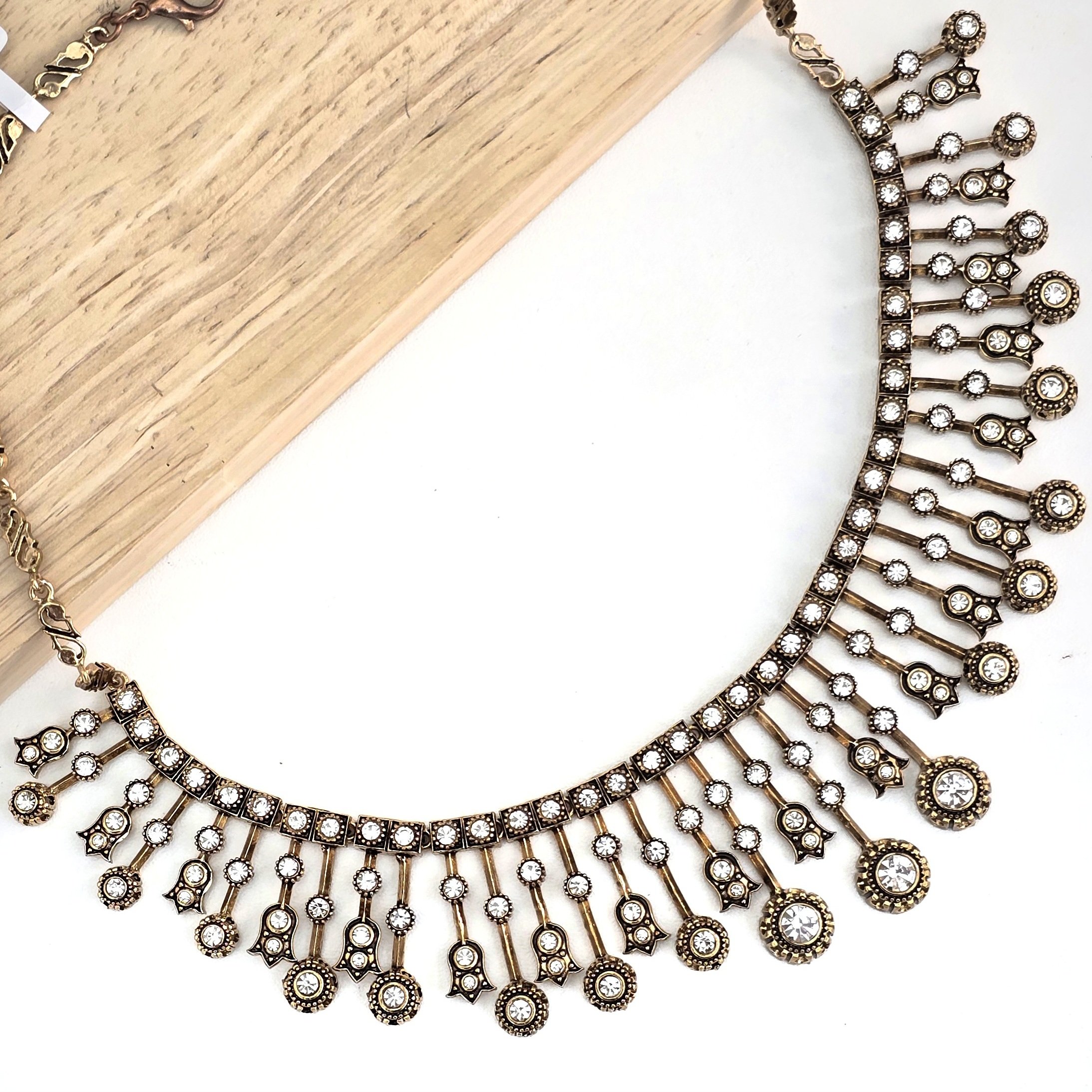 2025/08/20250812_19480128129.jpg Collier en bronze plastron à pampilles scintillantes – Image 1