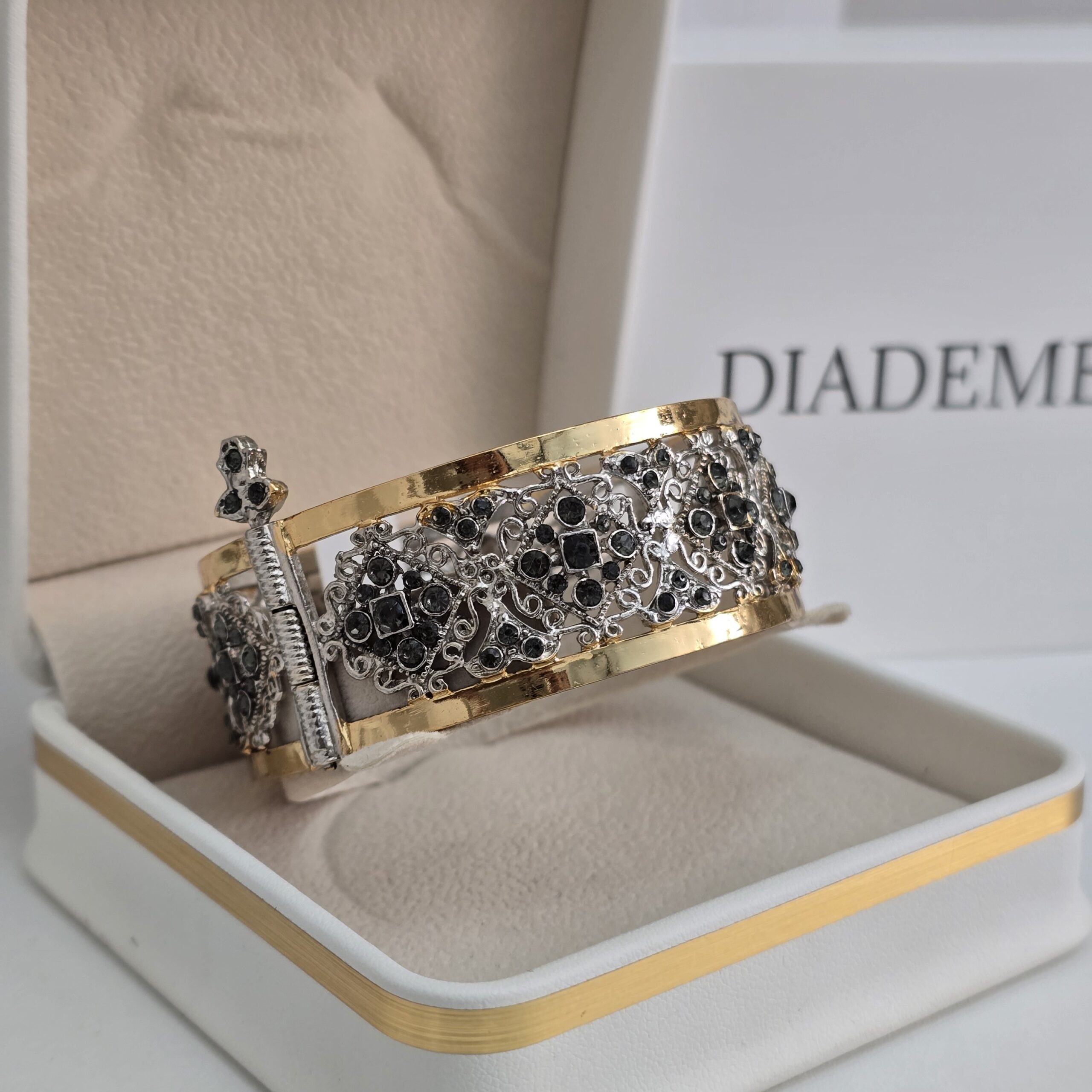 2025/08/20250819_190821-scaled.jpg Bracelet traditionnel – Image 1