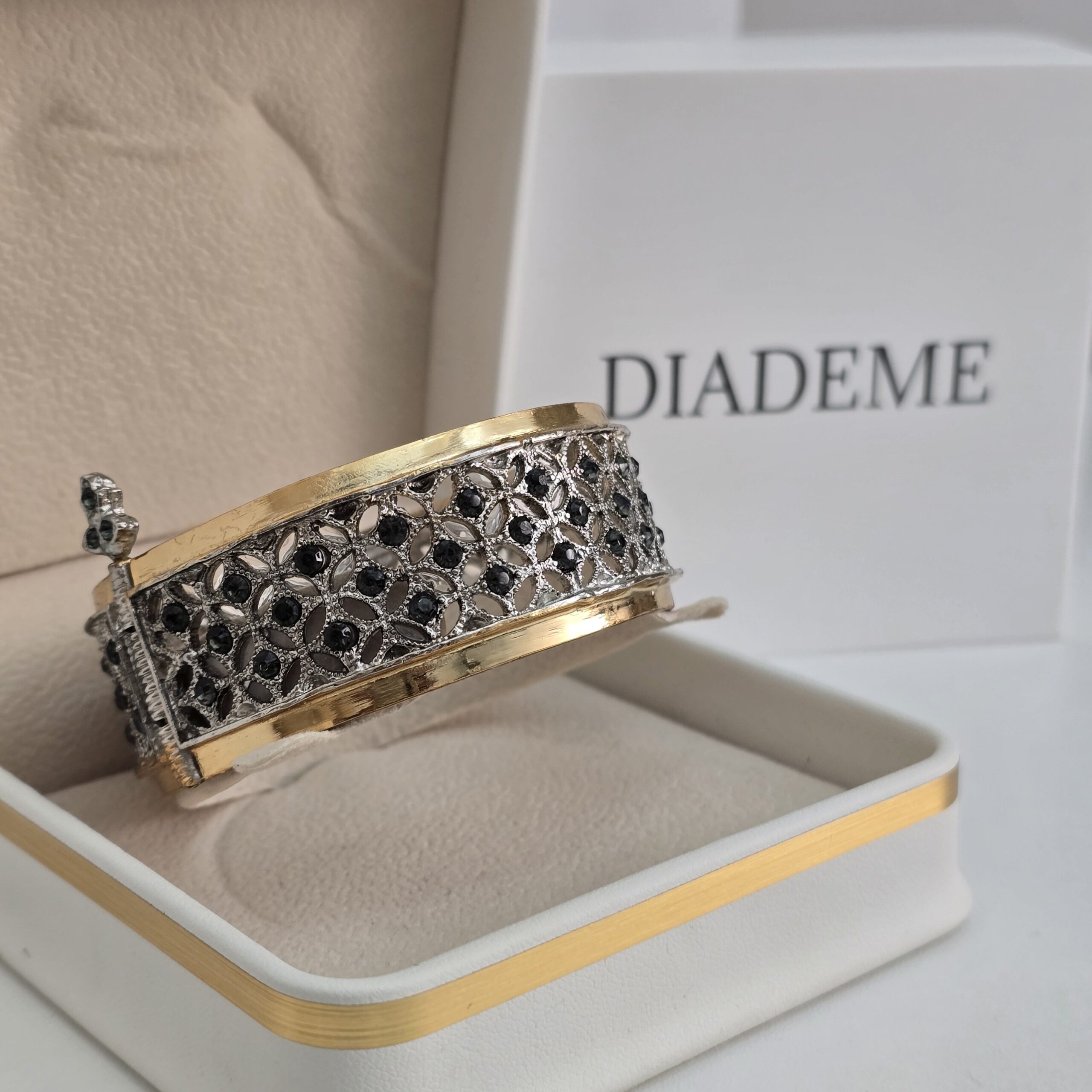 2025/08/20250819_191023-1-scaled.jpg Bracelet traditionnel – Image 1