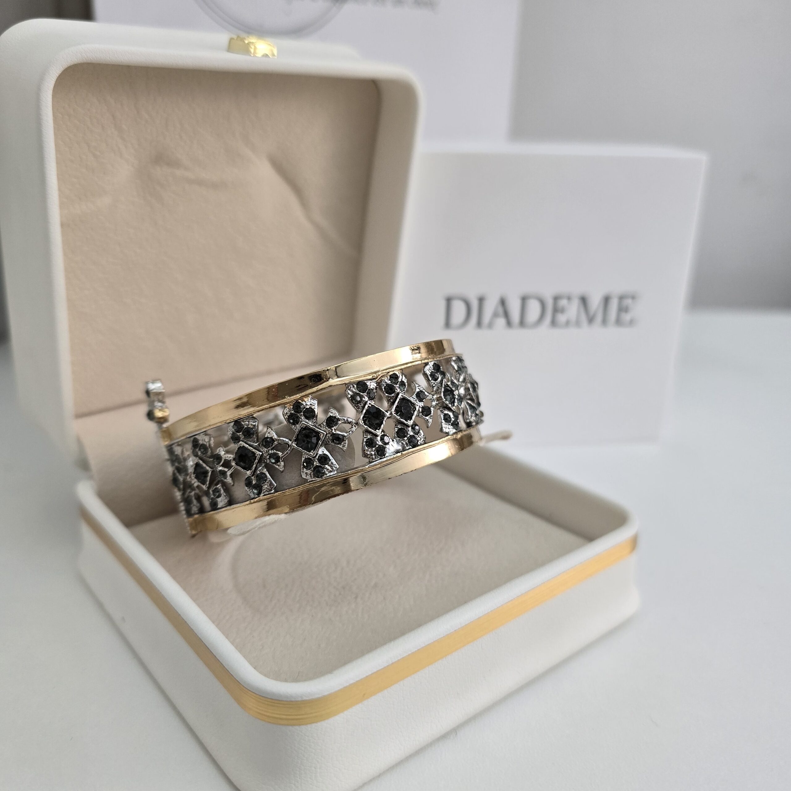 2025/08/20250819_191639-scaled.jpg Bracelet traditionnel – Image 1