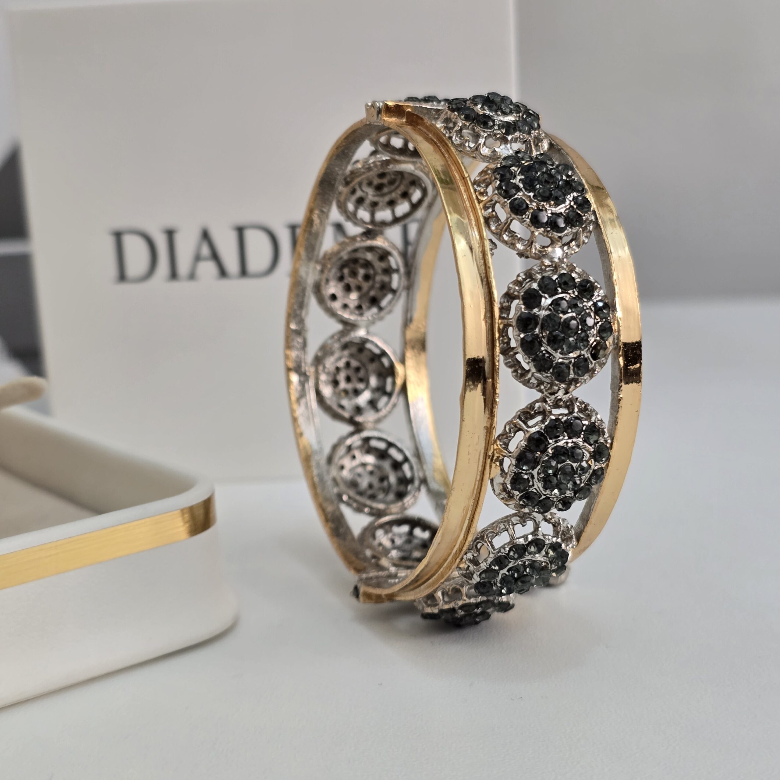 2025/08/20250819_192947-scaled.jpg Bracelet traditionnel – Image 1