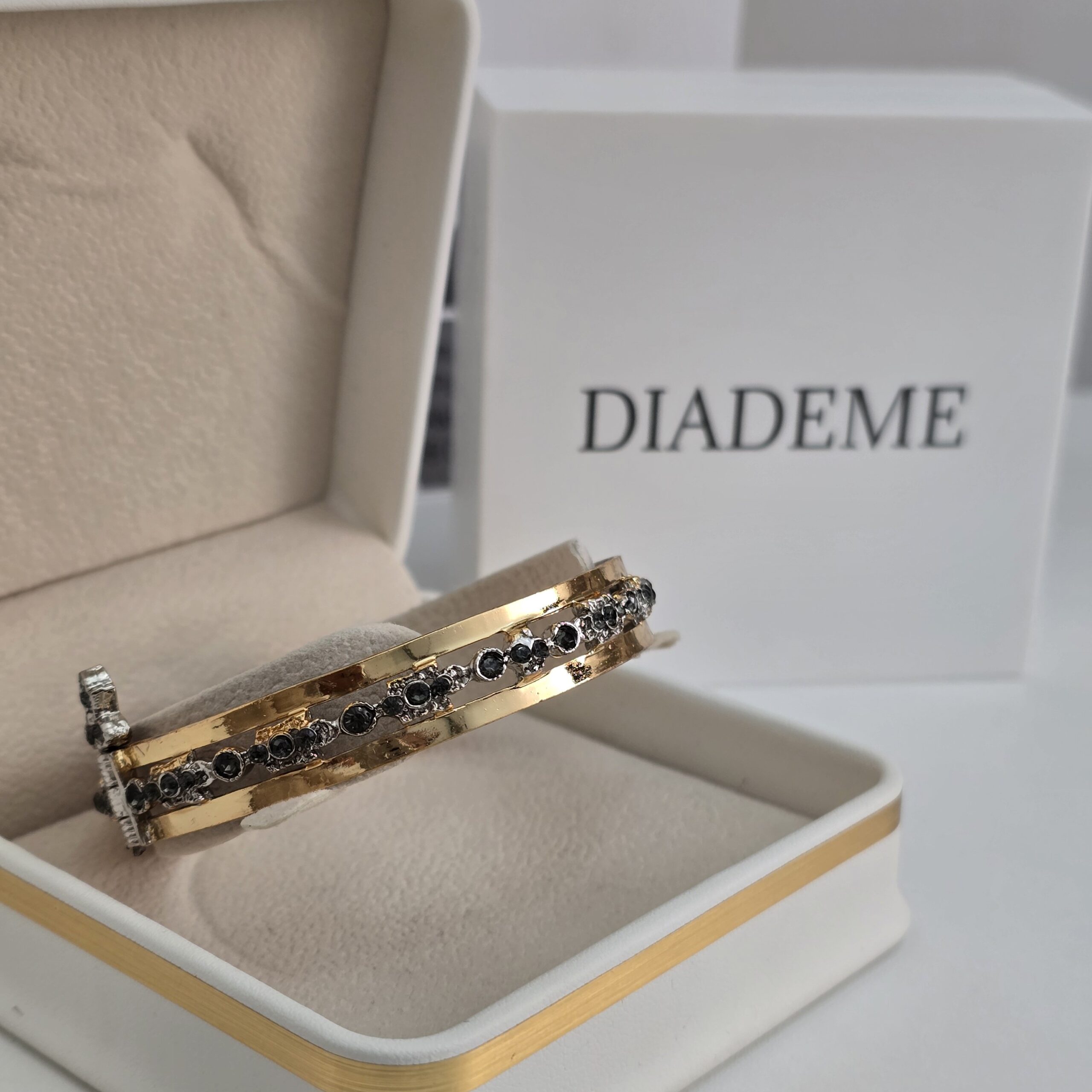 2025/08/20250819_203703-scaled.jpg Bracelet traditionnel – Image 1