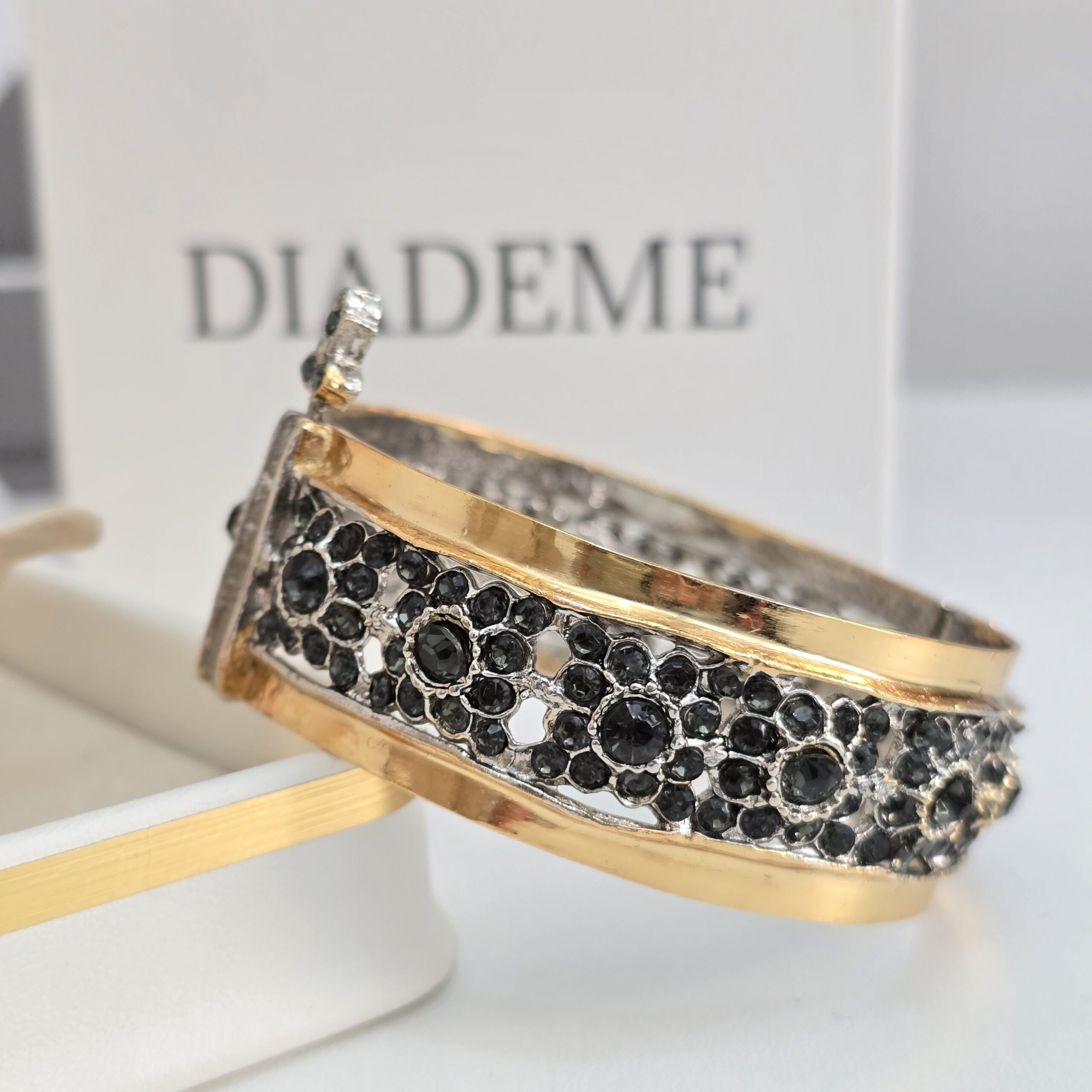 2025/08/20250819_210317-scaled.jpg Bracelet traditionnel – Image 1