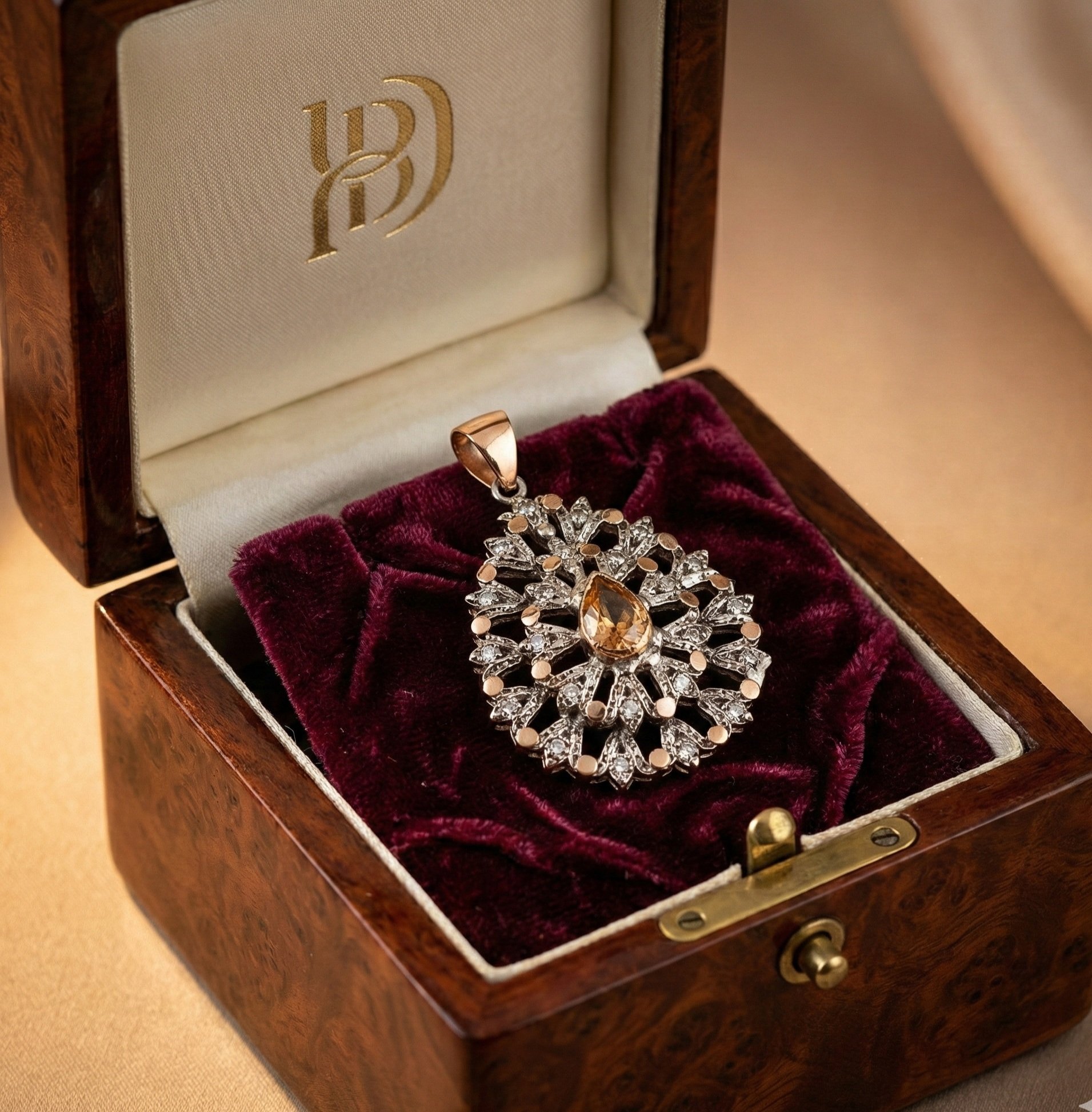 2025/11/SPNOAR001-15800Da.jpg Pendentif traditionnel – Image 1