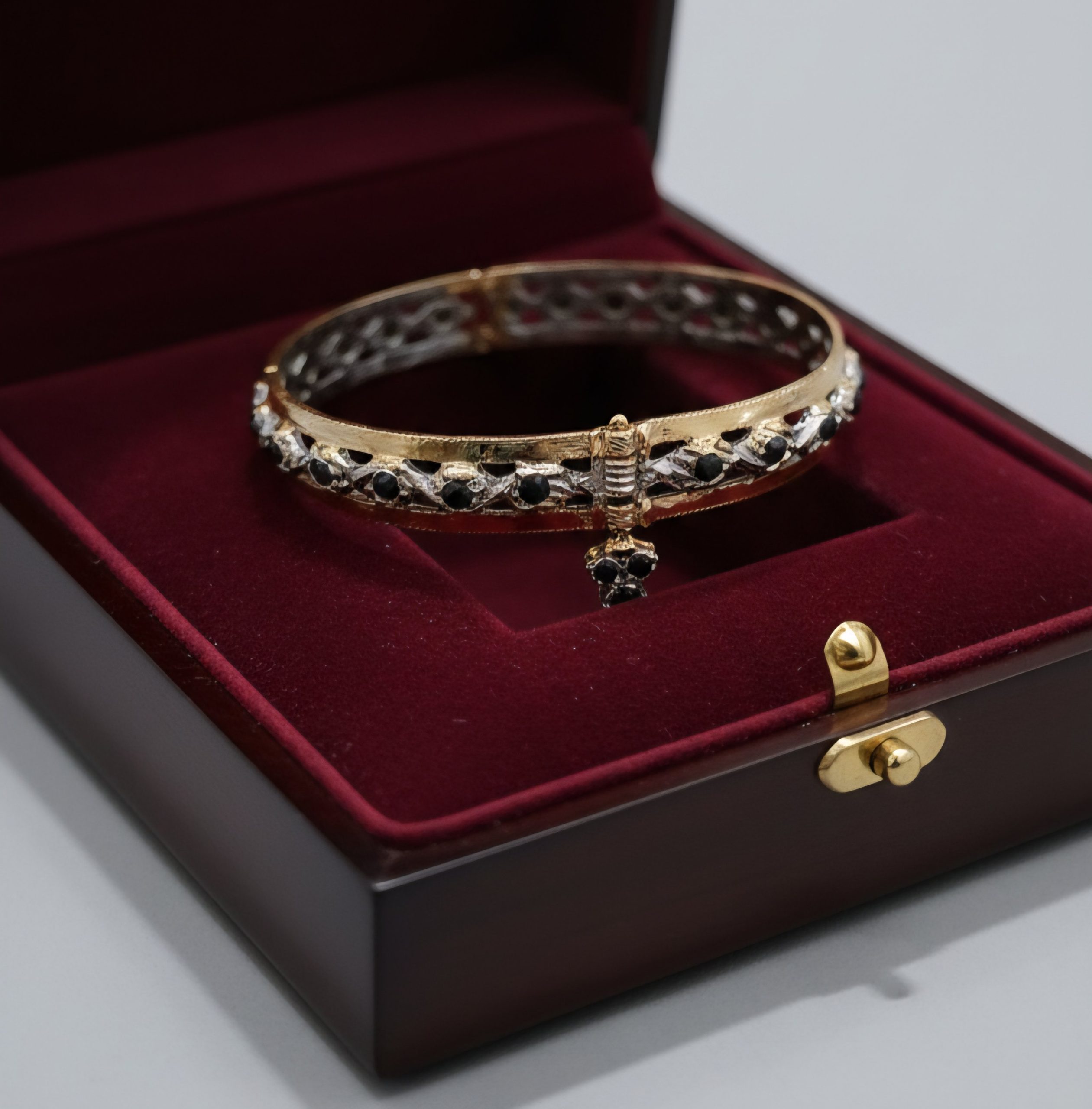2025/12/1000355913-scaled.jpg Bracelet traditionnel – Image 1