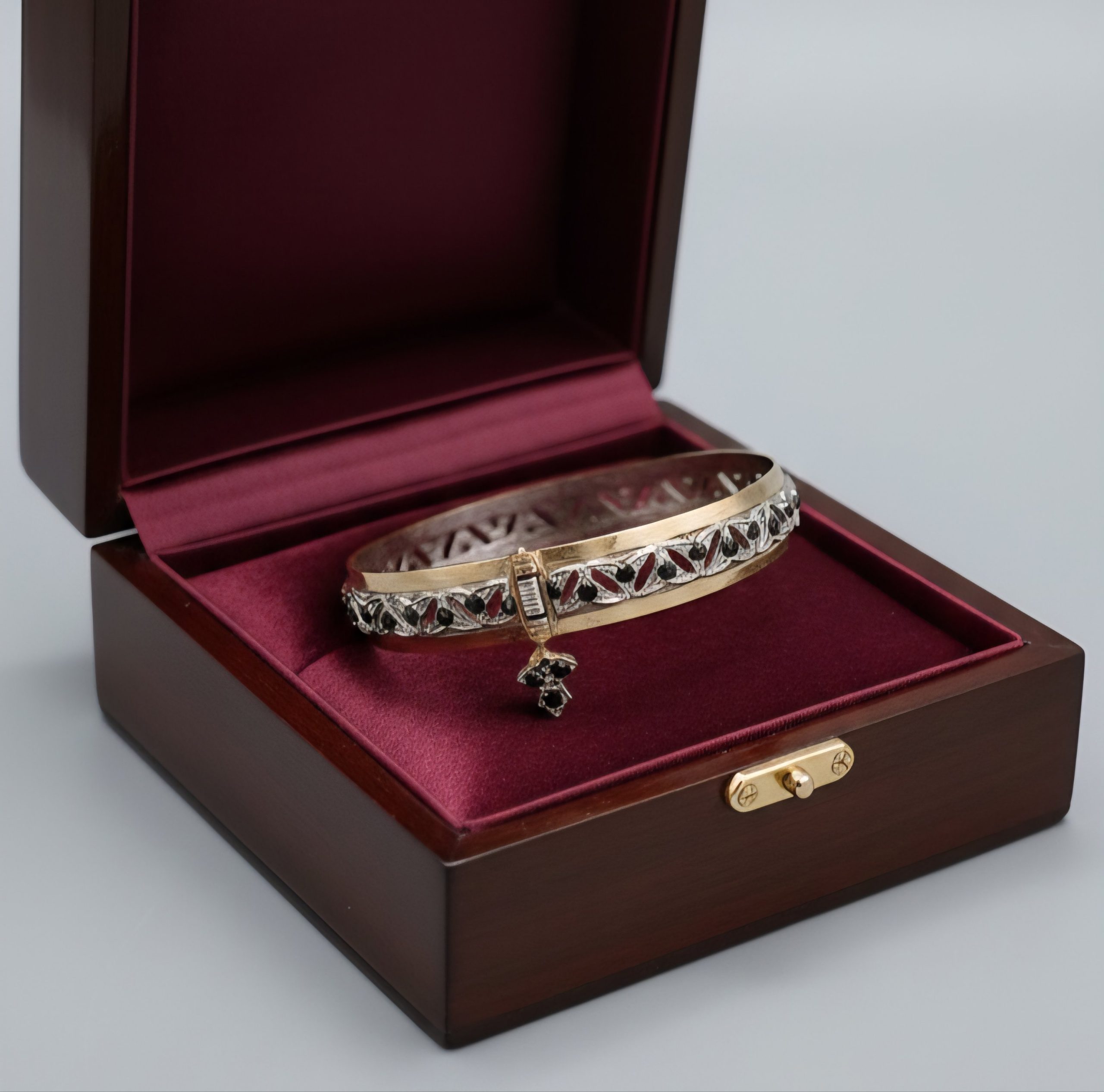 2025/12/1000355938-scaled.jpg Bracelet traditionnel – Image 1