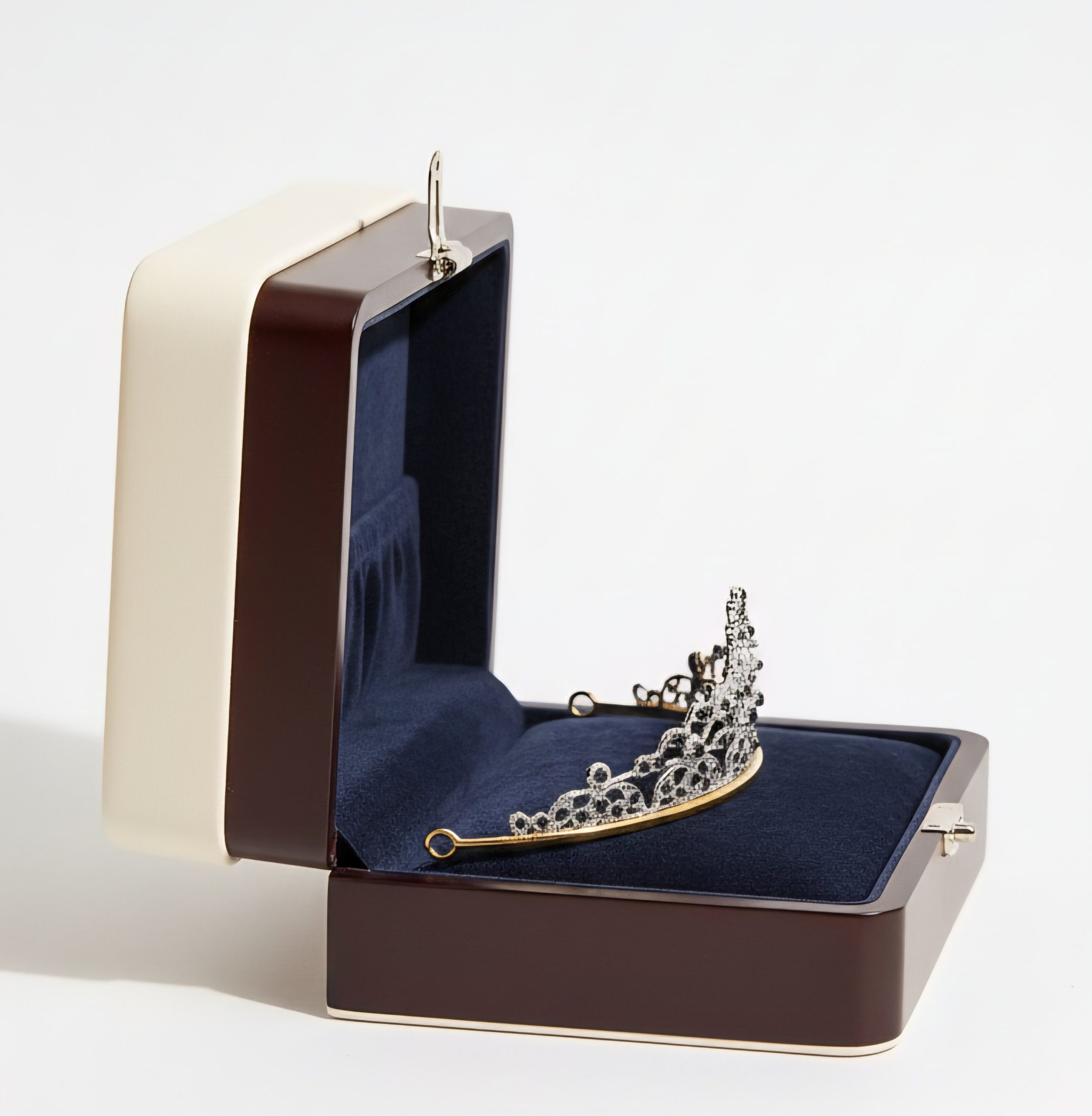 2025/12/1000358046-scaled.jpg Diadème en bronze – Image 1